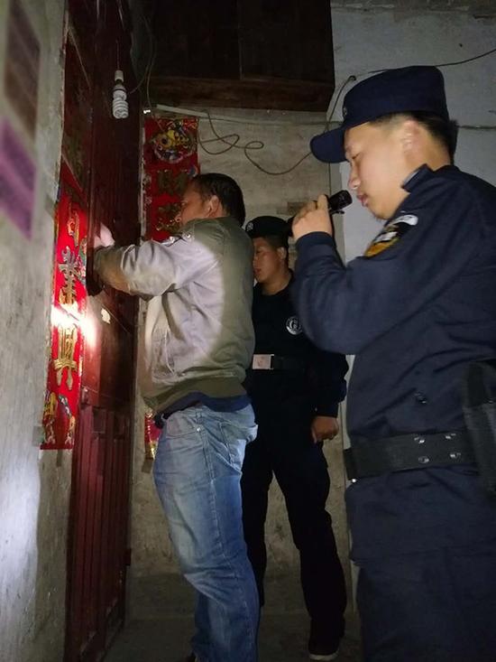 舟山粗心妈妈误将幼女锁家中 民警全城寻开锁师傅开门